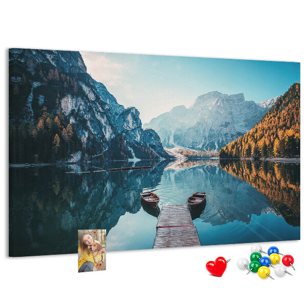 Tablero de corcho decorativo paisaje montañoso reflejado en el lago