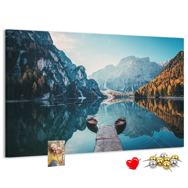 Tablero de corcho decorativo paisaje montañoso reflejado en el lago