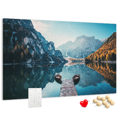Tablero de corcho decorativo paisaje montañoso reflejado en el lago