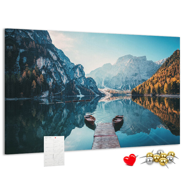 Tablero de corcho decorativo paisaje montañoso reflejado en el lago
