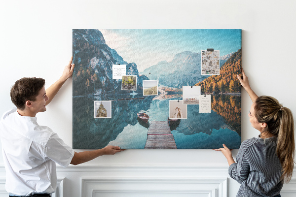 Tablero de corcho decorativo paisaje montañoso reflejado en el lago