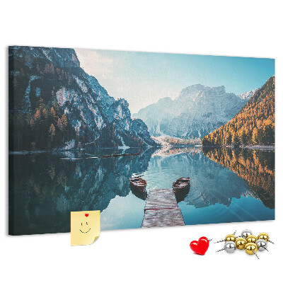 Tablero de corcho decorativo paisaje montañoso reflejado en el lago