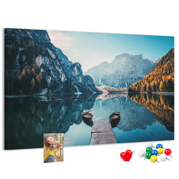 Tablero de corcho decorativo paisaje montañoso reflejado en el lago