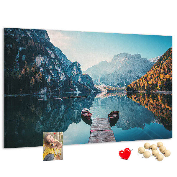 Tablero de corcho decorativo paisaje montañoso reflejado en el lago