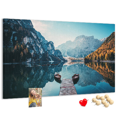 Tablero de corcho decorativo paisaje montañoso reflejado en el lago