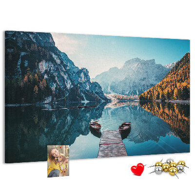 Tablero de corcho decorativo paisaje montañoso reflejado en el lago