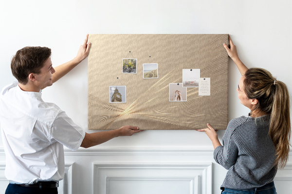Tablero de anuncios con diseño de líneas delicadas en tonos beige