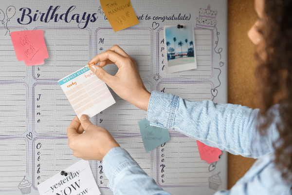 Pizarra de corcho calendario de cumpleaños con detalles coloridos