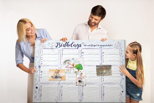 Pizarra de corcho calendario de cumpleaños con detalles coloridos