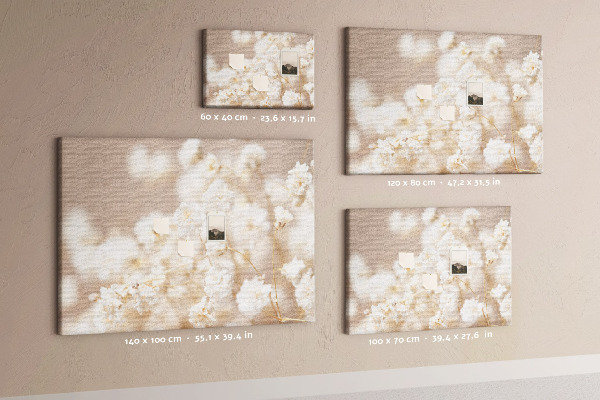 Tablero de corcho decorado con delicadas flores blancas sobre un fondo neutro
