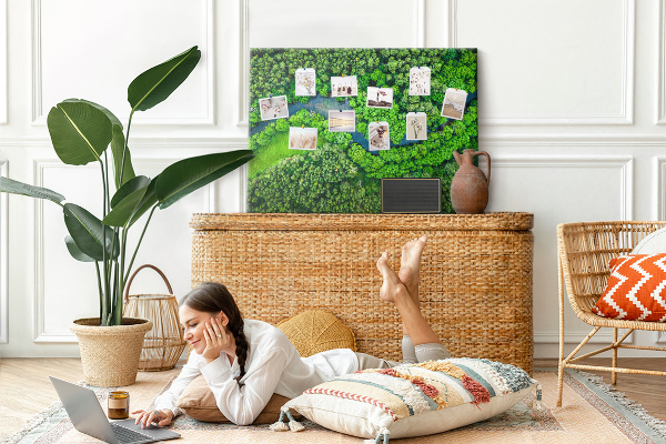 Tablero de anuncios con diseño de paisaje verde y río serpenteante