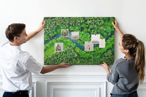 Tablero de anuncios con diseño de paisaje verde y río serpenteante