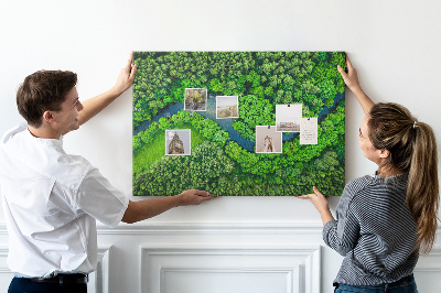 Tablero de anuncios con diseño de paisaje verde y río serpenteante