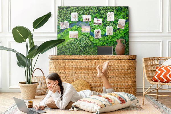 Tablero de anuncios con diseño de paisaje verde y río serpenteante
