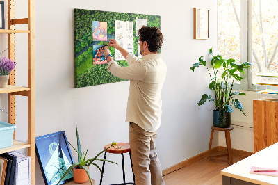 Tablero de anuncios con diseño de paisaje verde y río serpenteante