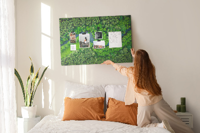Tablero de anuncios con diseño de paisaje verde y río serpenteante