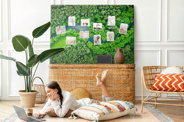 Tablero de anuncios con diseño de paisaje verde y río serpenteante
