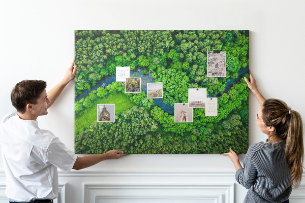 Tablero de anuncios con diseño de paisaje verde y río serpenteante