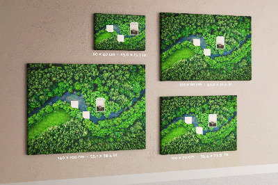 Tablero de anuncios con diseño de paisaje verde y río serpenteante