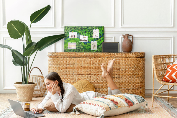 Tablero de anuncios con diseño de paisaje verde y río serpenteante