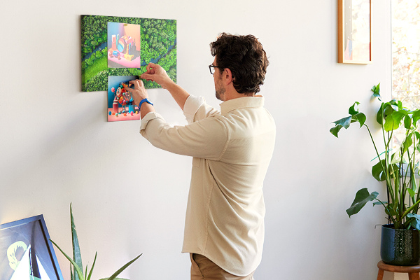 Tablero de anuncios con diseño de paisaje verde y río serpenteante