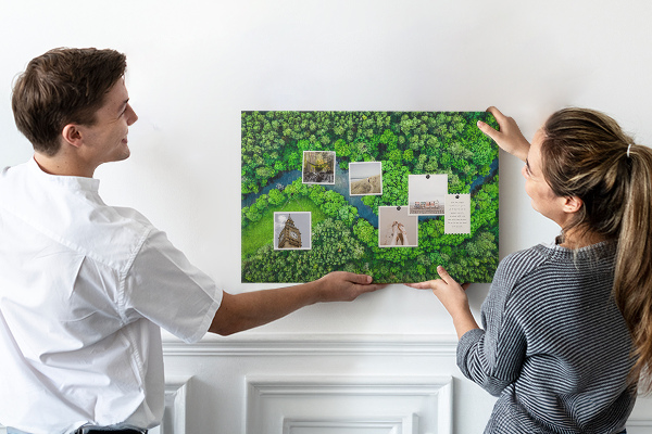 Tablero de anuncios con diseño de paisaje verde y río serpenteante
