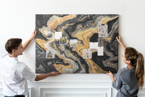 Tablero de corcho decorado con patrón abstracto de olas doradas y negras