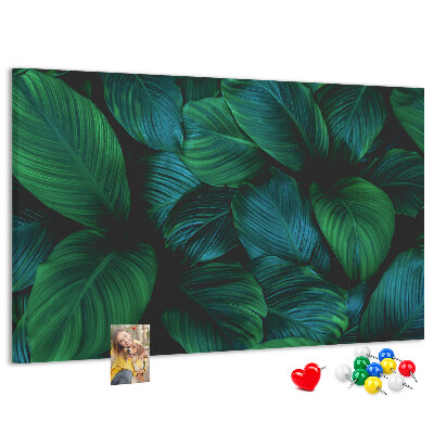 Pizarra de corcho con diseño de hojas tropicales sobre fondo oscuro