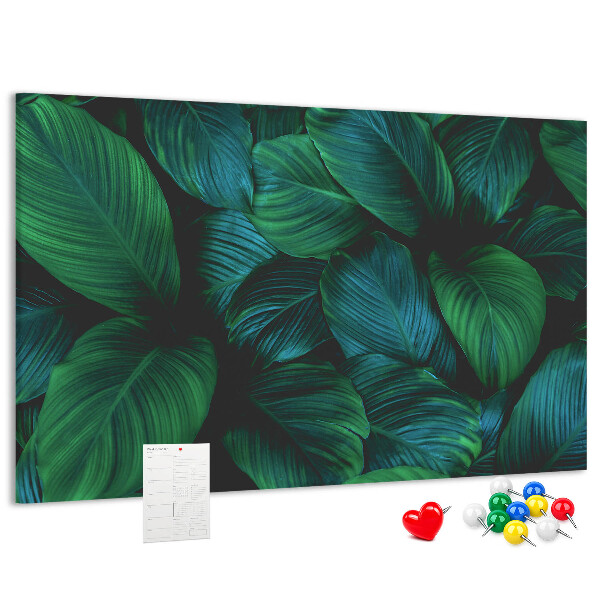 Pizarra de corcho con diseño de hojas tropicales sobre fondo oscuro