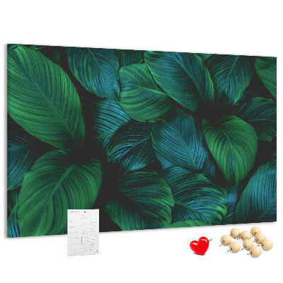 Pizarra de corcho con diseño de hojas tropicales sobre fondo oscuro