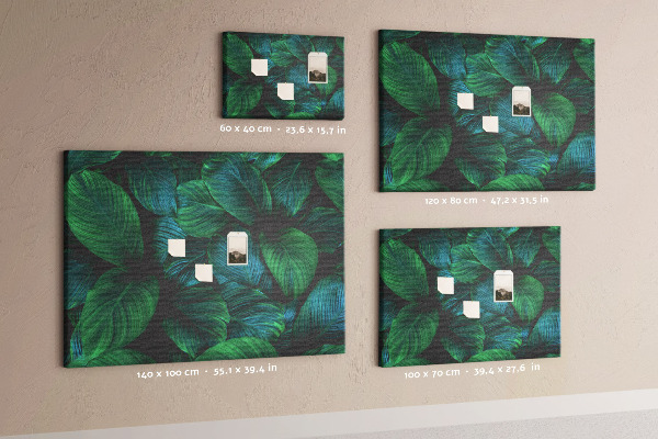 Pizarra de corcho con diseño de hojas tropicales sobre fondo oscuro