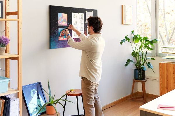 Tablero de corcho decorado una explosión de colores sobre un fondo negro