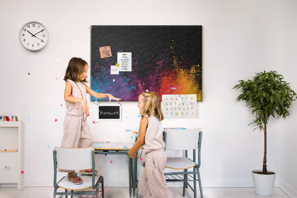 Tablero de corcho decorado una explosión de colores sobre un fondo negro