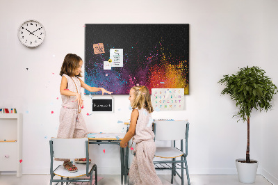 Tablero de corcho decorado una explosión de colores sobre un fondo negro
