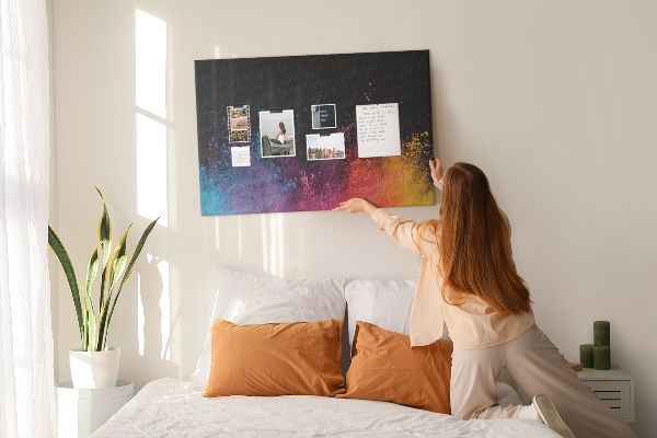 Tablero de corcho decorado una explosión de colores sobre un fondo negro