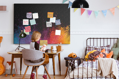 Tablero de corcho decorado una explosión de colores sobre un fondo negro