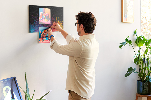 Tablero de corcho decorado una explosión de colores sobre un fondo negro