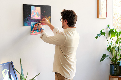 Tablero de corcho decorado una explosión de colores sobre un fondo negro