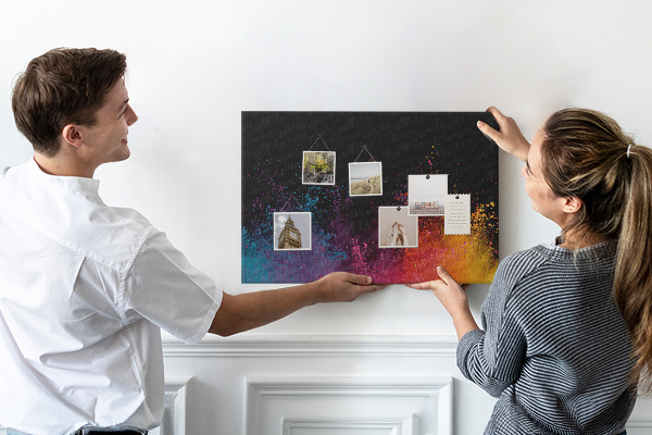 Tablero de corcho decorado una explosión de colores sobre un fondo negro