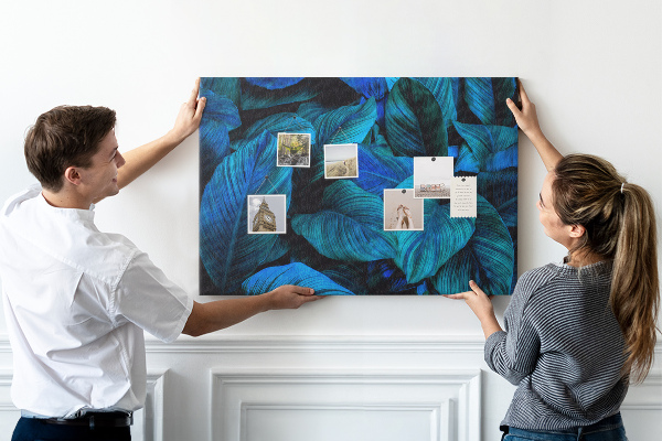 Tablero de anuncios hojas de color azul intenso