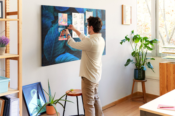 Tablero de anuncios hojas de color azul intenso
