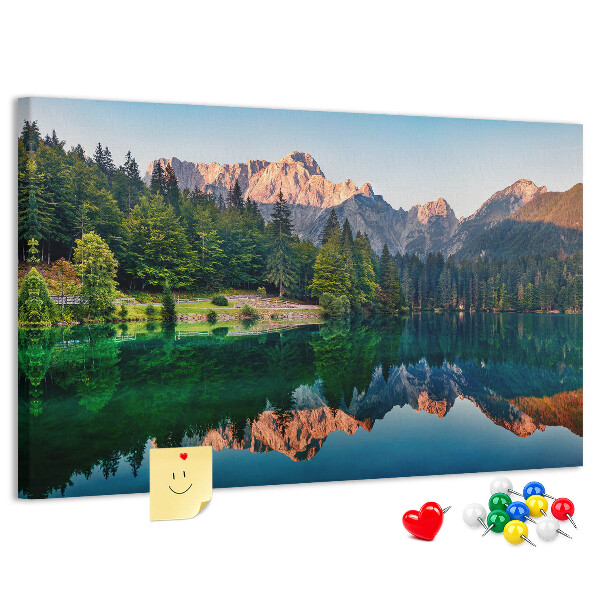 Pizarra de corcho con diseño de paisaje montañoso reflejado en el lago