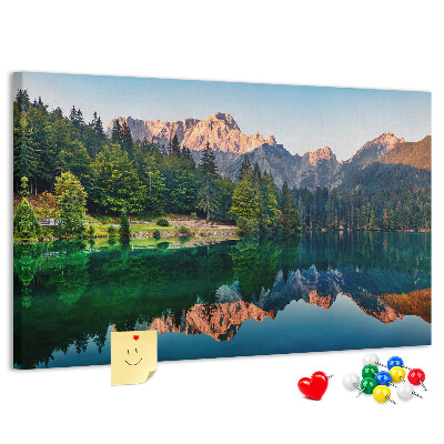 Pizarra de corcho Paisaje montañoso reflejado en el lago.