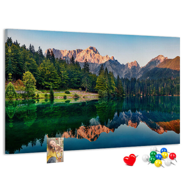 Pizarra de corcho con diseño de paisaje montañoso reflejado en el lago