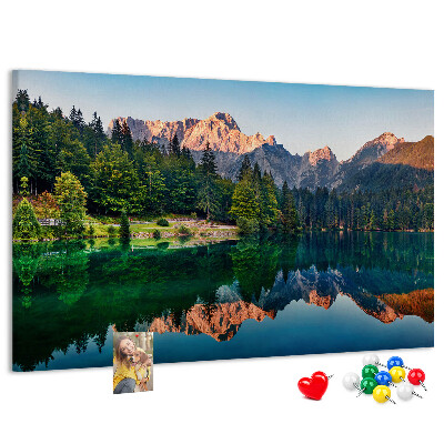 Pizarra de corcho con diseño de paisaje montañoso reflejado en el lago
