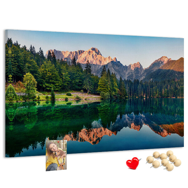 Pizarra de corcho con diseño de paisaje montañoso reflejado en el lago