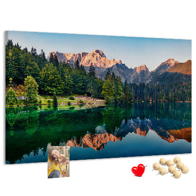 Pizarra de corcho con diseño de paisaje montañoso reflejado en el lago