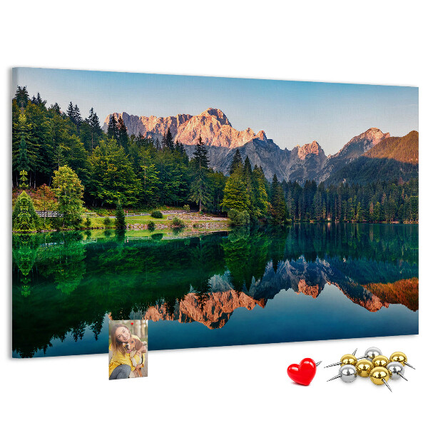 Pizarra de corcho con diseño de paisaje montañoso reflejado en el lago