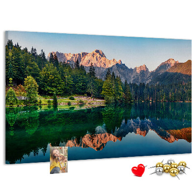 Pizarra de corcho con diseño de paisaje montañoso reflejado en el lago