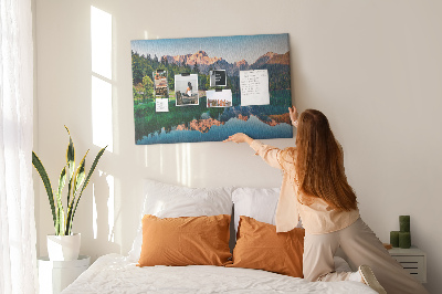 Pizarra de corcho con diseño de paisaje montañoso reflejado en el lago